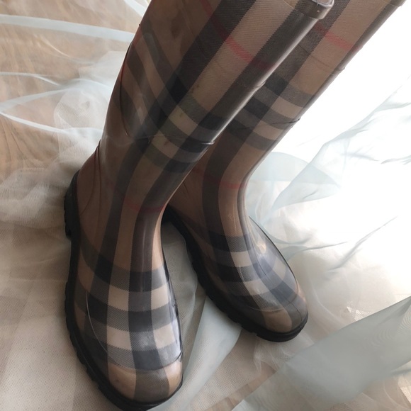 Burberry rain boots!! - Picture 3 of 7
